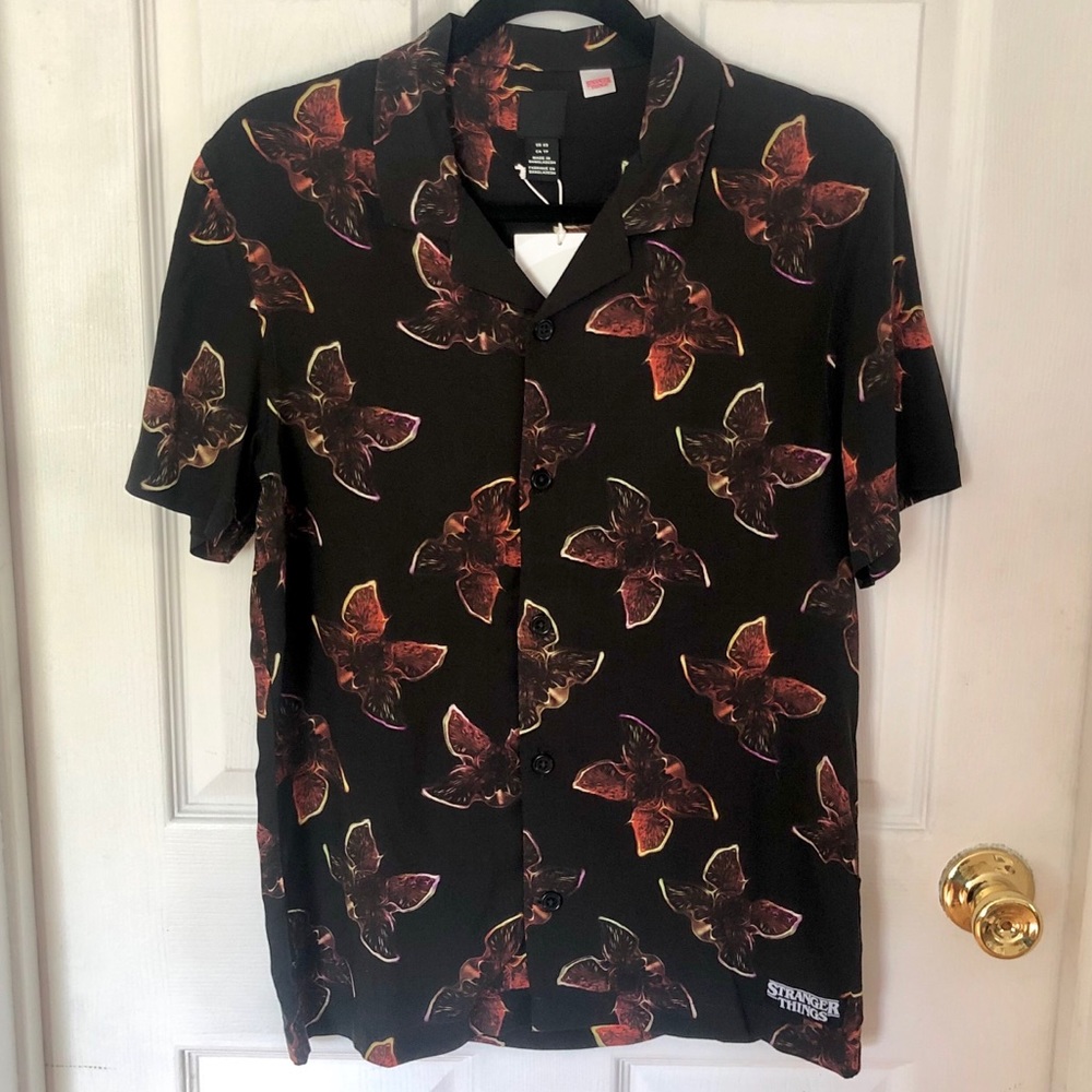 NWT Stranger Things demogorgon button down